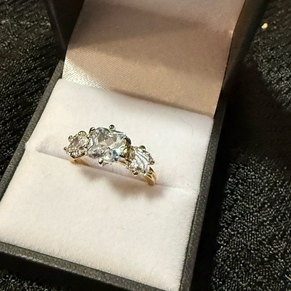 Elegant Gold plated Women's past present and future Ring size 7 - Picture 5 of 5